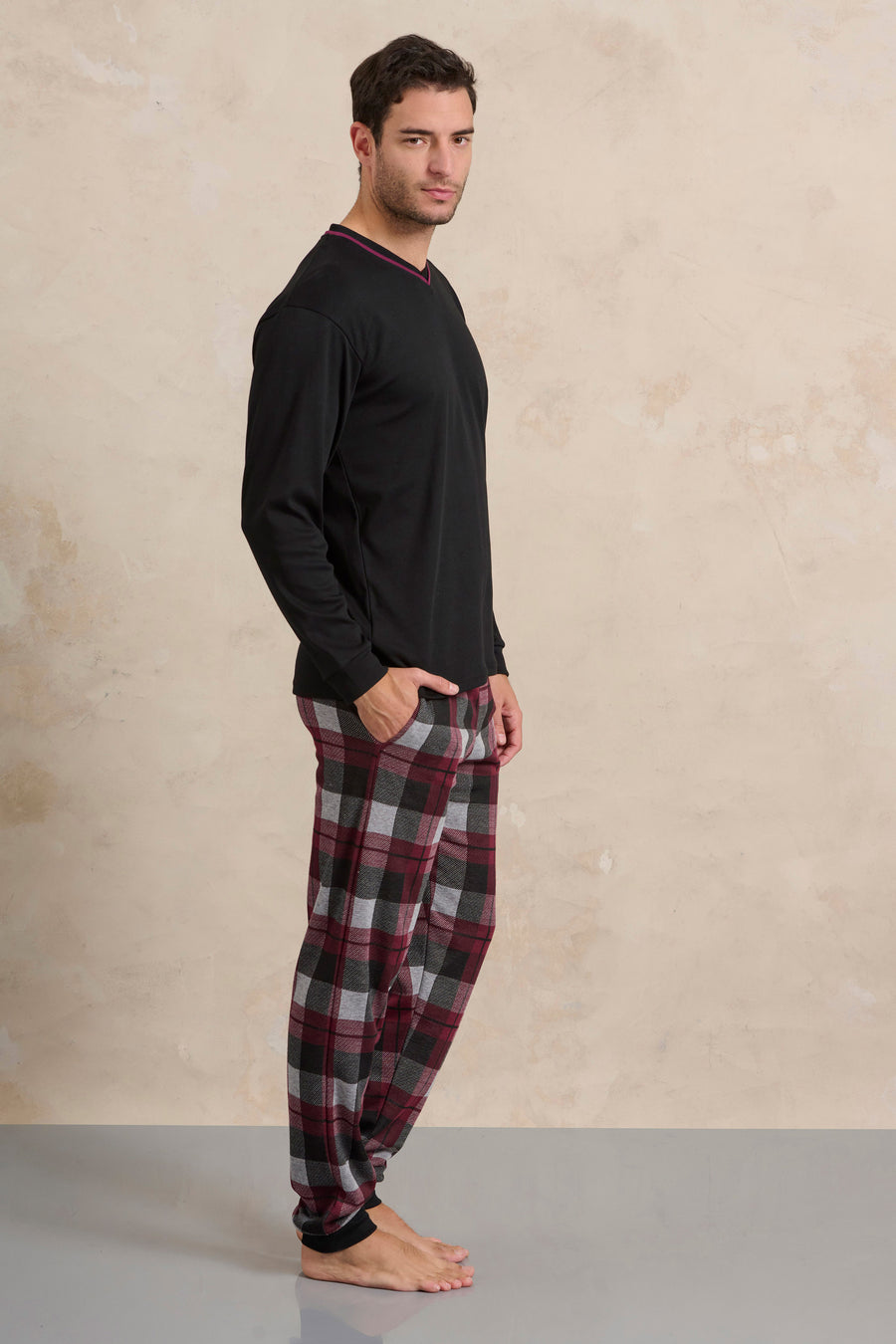 Ανδρική Πυτζάμα Rafael με λαιμόκοψη V και καρό παντελόνι - Nadia Lingerie